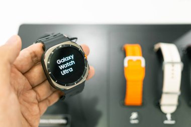 Bangkok Tayland 11 Temmuz 2024: The New Samsung Galaxy Watch 7 Ultra. Dükkandaki müşteriler için gösteri..