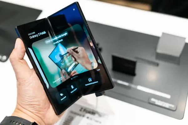 Bangkok Tayland 11 Temmuz 2024: Samsung, The New Samsung Galaxy Z Fold6 'yı piyasaya sürdü. AI ile modern cep telefonu teknolojisi kavramı.