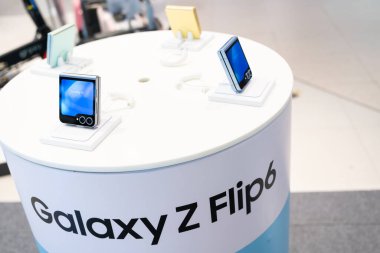 Bangkok Tayland 11 Temmuz 2024: Samsung, The New Samsung Galaxy Z Flip6 'yı piyasaya sürdü. AI ile modern cep telefonu teknolojisi kavramı.