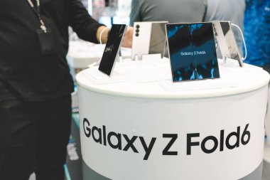 Bangkok Tayland 12 Temmuz 2024: Samsung, The New Samsung Galaxy Z Fold6 'yı piyasaya sürdü. AI ile modern cep telefonu teknolojisi kavramı.
