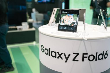 Bangkok Tayland 12 Temmuz 2024: Samsung, The New Samsung Galaxy Z Fold6 'yı piyasaya sürdü. AI ile modern cep telefonu teknolojisi kavramı.