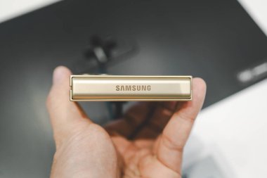 Bangkok Tayland 12 Temmuz 2024: Samsung, The New Samsung Galaxy Z Flip6 'yı piyasaya sürdü. AI ile modern cep telefonu teknolojisi kavramı.