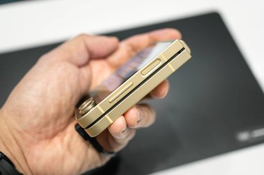 Bangkok Tayland 12 Temmuz 2024: Samsung, The New Samsung Galaxy Z Flip6 'yı piyasaya sürdü. AI ile modern cep telefonu teknolojisi kavramı.