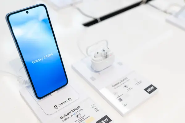 Bangkok Tayland 12 Temmuz 2024: Samsung, The New Samsung Galaxy Z Flip6 'yı piyasaya sürdü. AI ile modern cep telefonu teknolojisi kavramı.