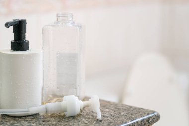 Plastik atıkları azaltmak için doldur. Yeniden doldurmak için sabun ya da şampuan. Sıvı sabun, şampuan ve diğer ürünleri doldurmak için plastik şişeler. Sıfır kayıp. Geri dönüşüm kavramını yeniden kullan.