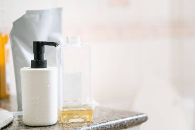 Plastik atıkları azaltmak için doldur. Yeniden doldurmak için sabun ya da şampuan. Sıvı sabun, şampuan ve diğer ürünleri doldurmak için plastik şişeler. Sıfır kayıp. Geri dönüşüm kavramını yeniden kullan.