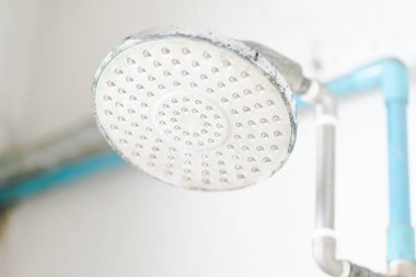 Kireçtaşı ve kirli leke ile tıkanmış eski yağmur duş başlığını kapat.