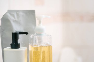 Plastik atıkları azaltmak için doldur. Yeniden doldurmak için sabun ya da şampuan. Sıvı sabun, şampuan ve diğer ürünleri doldurmak için plastik şişeler. Sıfır kayıp. Geri dönüşüm kavramını yeniden kullan.