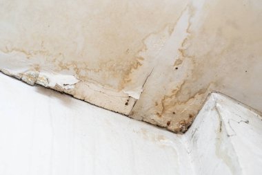 Eski bir evin tavanındaki su hasarlı çatı. İç kısımda su hasarı var