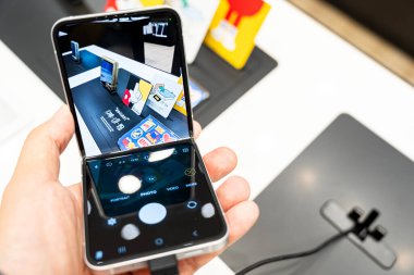 Bangkok Tayland 13 Temmuz 2024: Samsung, The New Samsung Galaxy Z Flip6 'yı piyasaya sürdü. AI ile modern cep telefonu teknolojisi kavramı