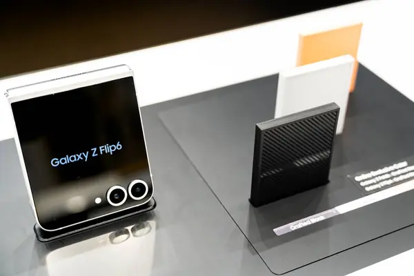 Bangkok Tayland 13 Temmuz 2024: Samsung, The New Samsung Galaxy Z Flip6 'yı piyasaya sürdü. AI ile modern cep telefonu teknolojisi kavramı