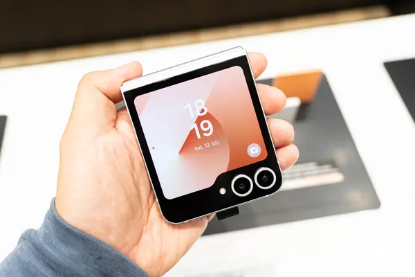 Bangkok Tayland 13 Temmuz 2024: Samsung, The New Samsung Galaxy Z Flip6 'yı piyasaya sürdü. AI ile modern cep telefonu teknolojisi kavramı