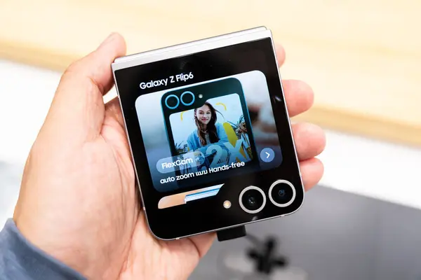 Bangkok Tayland 13 Temmuz 2024: Samsung, The New Samsung Galaxy Z Flip6 'yı piyasaya sürdü. AI ile modern cep telefonu teknolojisi kavramı