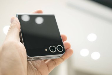 Samut Prakan Tayland 22 Temmuz 2024: Yeni Samsung Galaksisi Z Flip6 'yı tutuyor. AI ile modern cep telefonu teknolojisi kavramı.