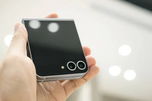 Samut Prakan Tayland 22 Temmuz 2024: Yeni Samsung Galaksisi Z Flip6 'yı tutuyor. AI ile modern cep telefonu teknolojisi kavramı.