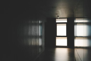 Yumuşak ışıklı güzel bir pencere. Terk edilmiş koridor, sonunda ışık parlıyor.