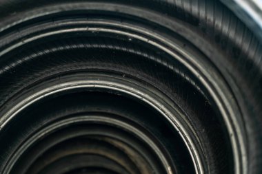 Lastik dükkanındaki depoda araba lastikleri ve tekerlekleri var. Bazı lastikler özel bir mağazada satılmak üzere dizilmiş. Lastik lastikler..