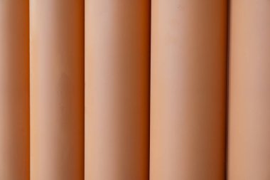 Sıcak renk paleti olan dikey çizgiler. Renkler yukarıdaki açık bej renginden derinliğe sorunsuzca geçiyor. Arkaplan kavramı.