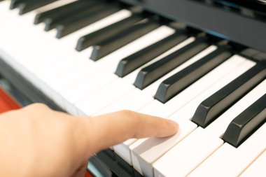 Elektronik piyanonun siyah beyaz tuşları. Piyano tuşları yakın plan. Klasik piyano klavyesi.