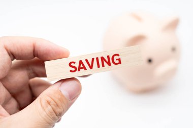 Arka planda domuz kumbarası olan ahşap bloktan mesaj kaydedin. Finansal ve iş konsepti. Emeklilik tasarruf kavramı. Yağmurlu günler için para biriktirme kavramı.