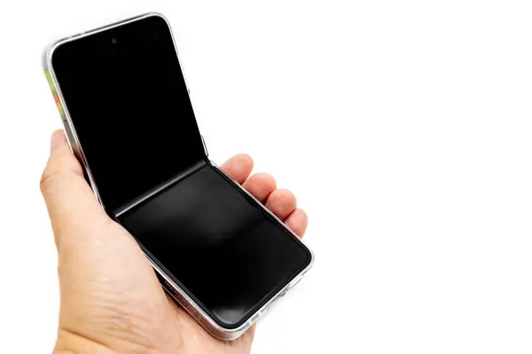 Beyaz zemin üzerinde izole edilmiş yeni SAMSUNG Galaksi Z Flip6. Z, çantayla birlikte 6 gümüş gölge çeviriyor. Boşluğu ve kırpma yolunu kopyala.