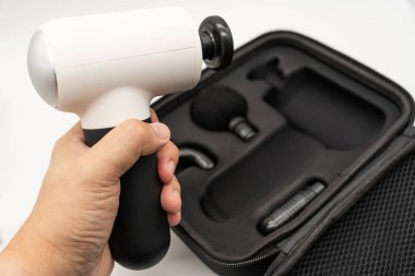 Kas gevşemesi için masaj tabancasıyla. Aksesuarlı perküsyon masaj aleti çantada..