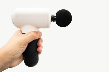 Kas gevşemesi için masaj tabancasıyla. Perküsyon masaj aleti beyaz arkaplanda izole edilmiş. Boşluğu ve kırpma yolunu kopyala.