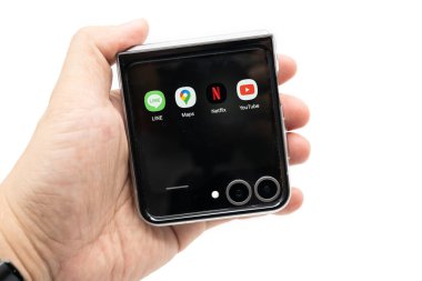 Samut Prakan Tayland AUG 23 2024: Yeni Samsung Galaxy Z Flip6 ve Flipsuit davası için bir uygulama. Yapay zekayla modern cep telefonu teknolojisi kavramı. Beyaz arka planda izole edilmiş. kırpma yolu.