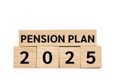 PENSION Planı 2025 Tahta bloklar üzerinde metin. Boşluğu ve kırpma yolunu kopyala. Yaşlı eşler para biriktiriyor, emeklilik planı. Emeklilik kavramı.