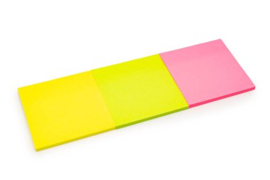 Beyaz arkaplanda boş yeşil pembe ve sarı yapışkan bir not var. Boşluğu kopyala.