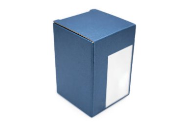 Koyu mavi kağıt kutu beyaz arkaplanda izole edilmiş. Boşluğu ve kırpma yolunu kopyala. kutu paketi izole edildi. 