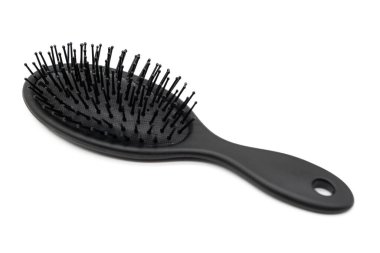 Beyaz arka planda siyah saç fırçası var. Kuaför, kuaför ve güzellik salonu aracı.