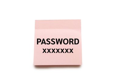 Pembe yapışkan not üzerine PASSWORD XXXXXX metni kırpma yolu ile beyaz arkaplanda izole edildi. Zayıf şifre, erişim kontrol politikası, güvenlik farkındalığı eğitimi. Veri koruması, parola gücü kavramı