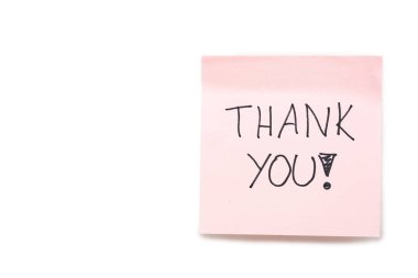 Pembe yapışkan nota el yazısıyla teşekkür ederim. Beyaz arkaplanda kırpma yolu ile izole edilmiş..