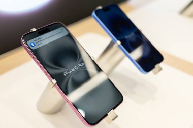 Bangkok Tayland SEP 20 2024: Apple yeni akıllı telefon iPhone 16 serisini piyasaya sürdü. iPhone 16 Plus ve iPhone 16 'yı bir mağazada karşılaştırma ve test etme.