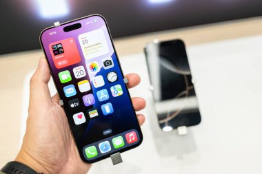 Bangkok Tayland SEP 20 2024: Apple piyasaya sürülen yeni akıllı telefon iPhone 16 Pro Max bir mağazada sergileniyor.