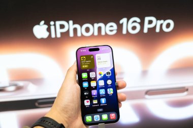 Bangkok Tayland SEP 20 2024: Apple bir mağazada sergilenen yeni akıllı telefon iPhone 16 Pro piyasaya sürüldü. El ele tutuşma iPhone 16 Pro.