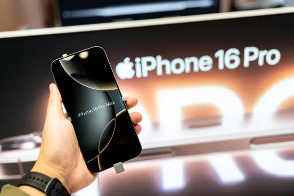 Bangkok Tayland SEP 20 2024: Apple piyasaya sürülen yeni akıllı telefon iPhone 16 Pro Max bir mağazada sergileniyor.