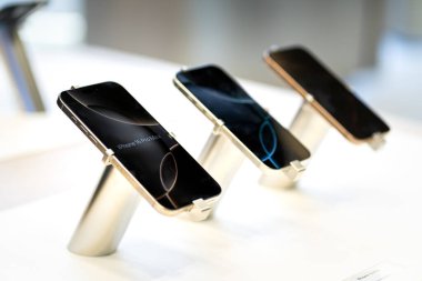 Bangkok Tayland SEP 20 2024: Apple yeni akıllı telefon iPhone 16 serisini piyasaya sürdü. iPhone 16 'nın yanı sıra iPhone 16 Pro, Pro, Plus ve iPhone 16' yı bir mağazada karşılaştırma ve test etme.