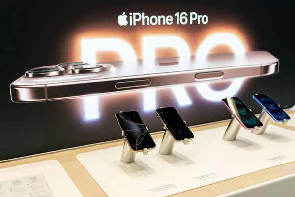 Bangkok Tayland SEP 20 2024: Apple yeni akıllı telefon iPhone 16 serisini piyasaya sürdü. iPhone 16 'nın yanı sıra iPhone 16 Pro, Pro, Plus ve iPhone 16' yı bir mağazada karşılaştırma ve test etme.