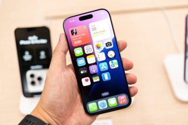 Bangkok Tayland SEP 20 2024: Apple yeni akıllı telefon iPhone 16 serisini piyasaya sürdü. iPhone 16 'nın yanı sıra iPhone 16 Pro Max ve Mağazada 16 Pro.
