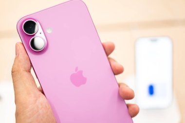 Bangkok Tayland SEP 20 2024: Apple bir mağazada sergilenen yeni akıllı telefon iPhone 16 piyasaya sürüldü. iPhone 16 Pembesi ve iPhone 'un arkasını gösteriyor.