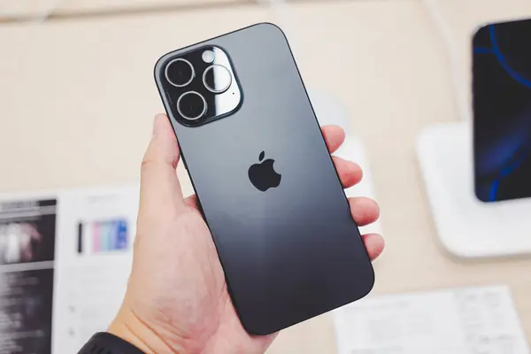 Bangkok Tayland SEP 20 2024: Apple bir mağazada sergilenen yeni akıllı telefon iPhone 16 Pro Max. iPhone 'u en fazla 16 pro ve iPhone' un arkasını gösteriyor.