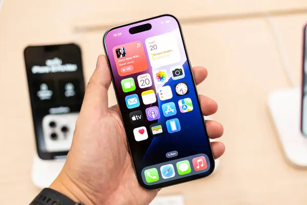 Bangkok Tayland SEP 20 2024: Apple yeni akıllı telefon iPhone 16 serisini piyasaya sürdü. iPhone 16 'nın yanı sıra iPhone 16 Pro Max ve Mağazada 16 Pro.