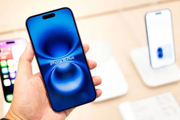 Bangkok Tayland SEP 20 2024: Apple bir mağazada sergilenen yeni akıllı telefon iPhone 16 Plus piyasaya sürüldü. El ele tutuşma iPhone 16 Plus.