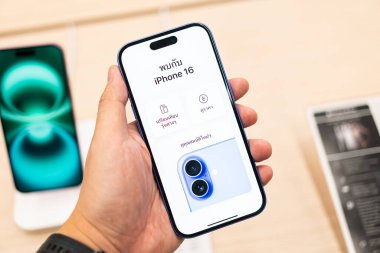 Bangkok Tayland SEP 20 2024: Apple bir mağazada sergilenen yeni akıllı telefon iPhone 16 serisi piyasaya sürdü. El ele tutuşma iPhone 16.