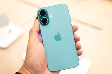 Bangkok Tayland SEP 20 2024: Apple bir mağazada sergilenen yeni akıllı telefon iPhone 16 piyasaya sürüldü. iPhone 16 Teal rengi.
