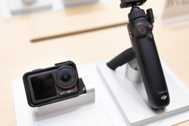 Bangkok Tayland SEP 20 2024: DJI Osmo Action 5 Pro bir mağazada. Çinli Dji şirketinin ürünleri..
