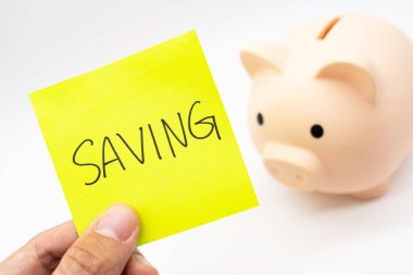Piggy Bank ile yapışkan nota mesaj kaydediyorum. Para tasarrufu konsepti. Bütçe planlamak ve gelecek için para biriktirmek. Uzayı kopyala Beyaz arka planda izole edilmiş. Mali Planlama.