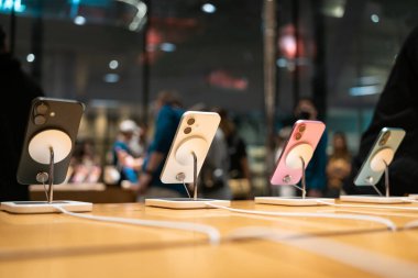 Bangkok Tayland SEP 21 2024: Apple yeni akıllı telefon iPhone 16 serisini piyasaya sürdü. Mağazada yeni iPhone 16 'nın yanı sıra iPhone 16 Pro, Pro, Plus ve iPhone 16' yı karşılaştırma ve test etme.